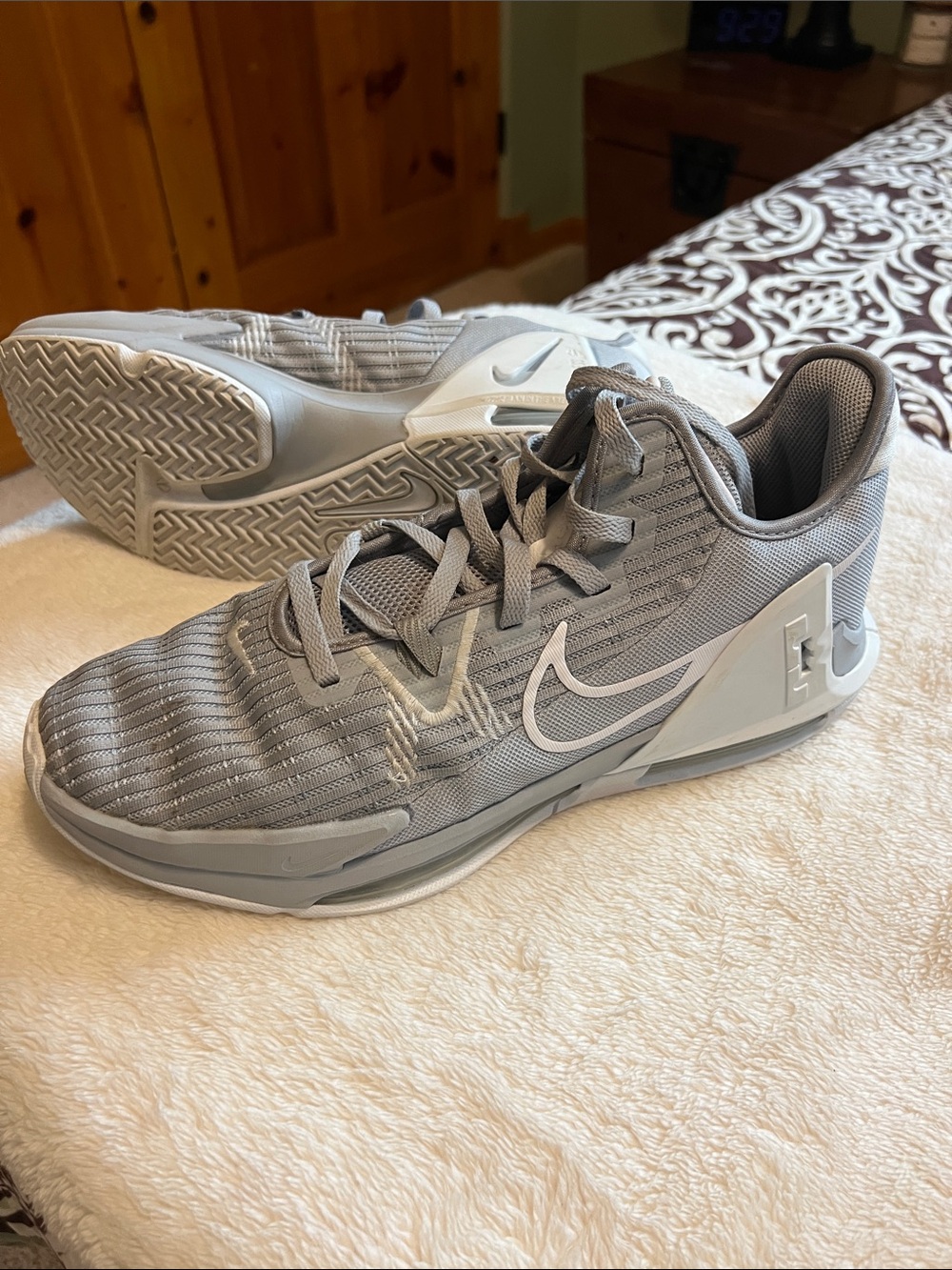 Nike Men’s Gray Low-Top Athletic Sneakers with White Swoosh